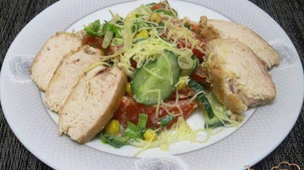 Салат с зеленью и курицей