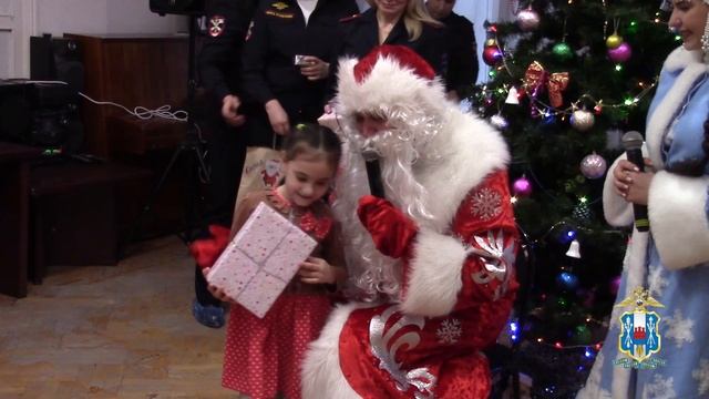 Полицейские главка МВД поздравили воспитанников детского дома «Аревик» с наступающим Новым годом