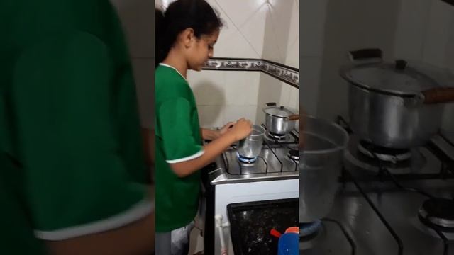 #SHORTS  LUCAS FAZENDO CHOCOLATE QUENTE