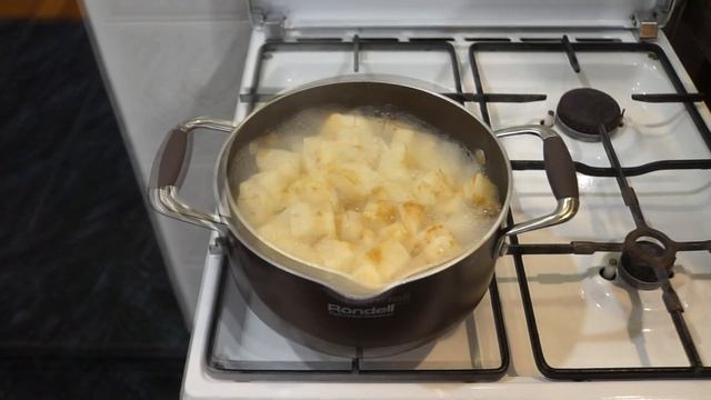 Вкусный и нежный крем-суп из сельдерея с красной икрой