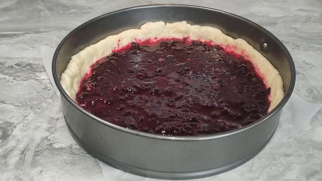 Тертий пиріг з джемом