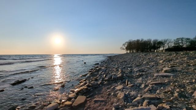 Море сегодня, пляж у парка Молодежный, Геленджик. Накат, волны, ветер с моря, 9 января 2025 года