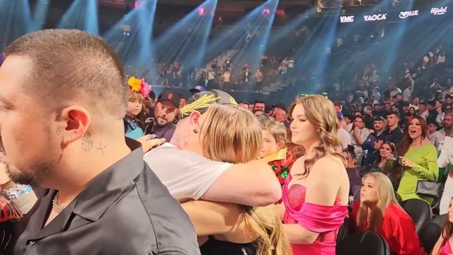 Así recibieron a 'Canelo' Álvarez al bajar del ring: J Balvin, Santa Fe Klan y familia