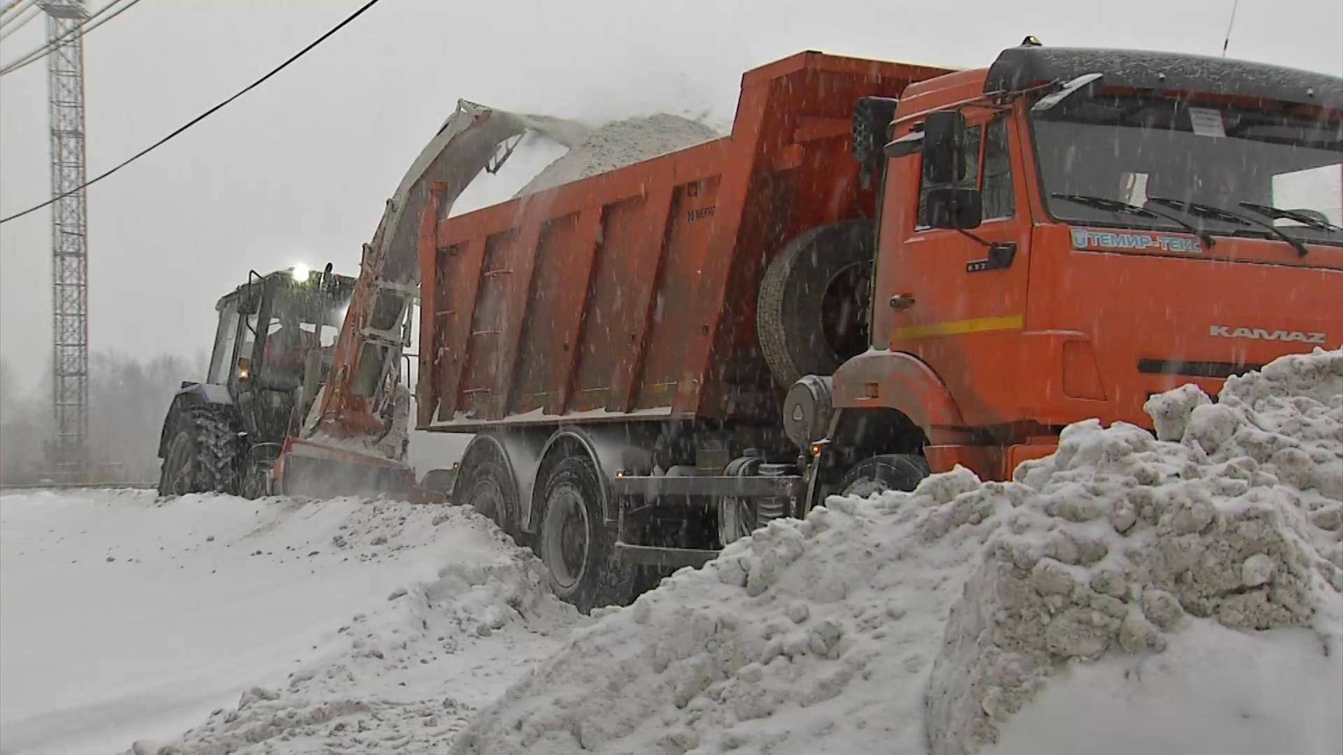 Продолжается уборка городских улиц от снега