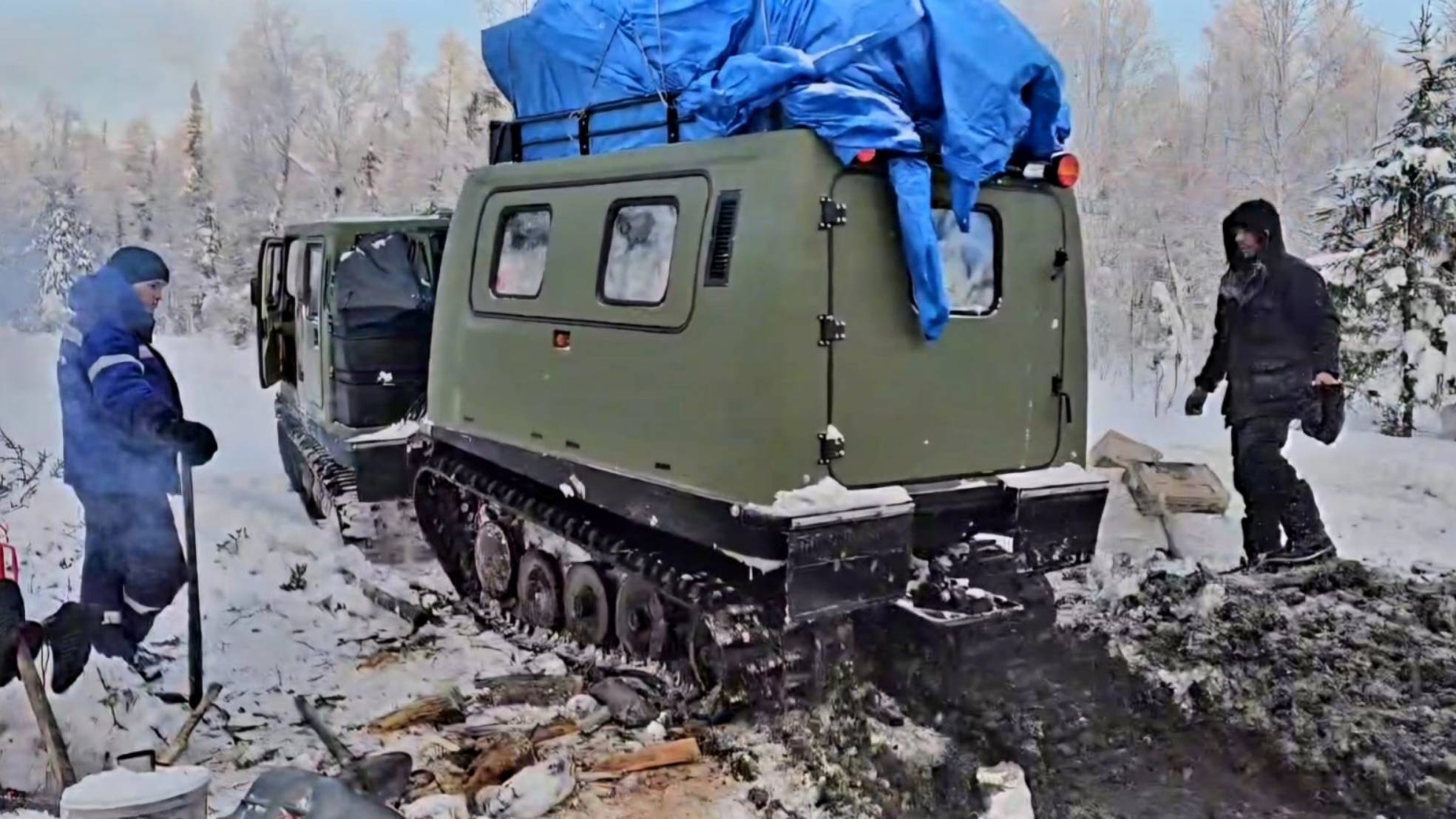 Вездеход огромную ЕЛКУ везет!!!