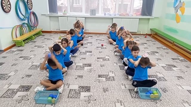 Эстафета "Передай мячик")