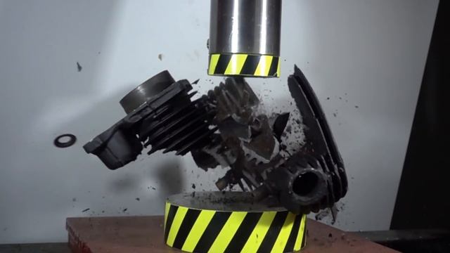 HYDRAULIC PRESS AGAINST PARTS OF THE ENGINE