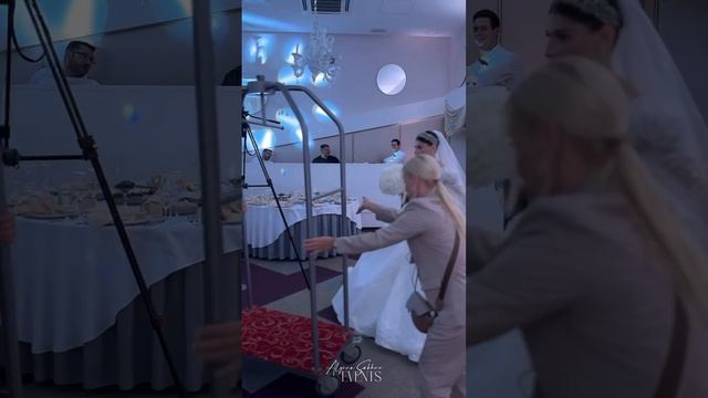 Яркое появление невесты Екатерины на свадьбе. Свадьба Александра и Екатерины в ресторане Atlas.