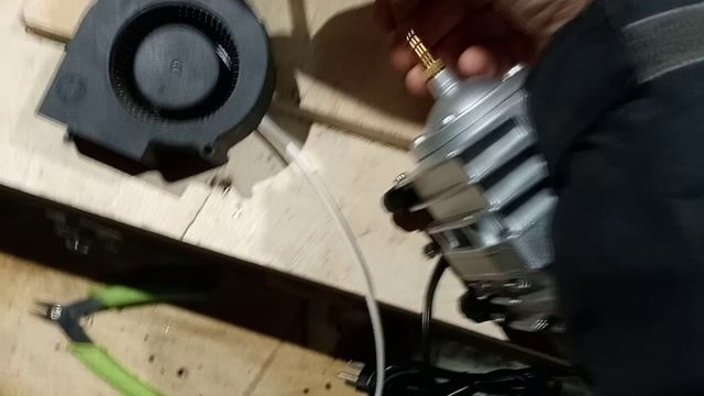 Компрессор для сдува стружки и охлаждения фрезы. (условно)