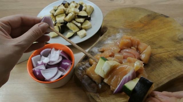 Brochettes de poulet, aubergine et courgette (barbecue) / Chicken, eggplant and zucchini skewers