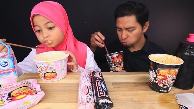 BLACK VS PINK FOOD THEMED BATTLE 🖤💔 (MUKBANG PR4NK) MI GH0ST PEPPER VS SAMYANG CARBONARA