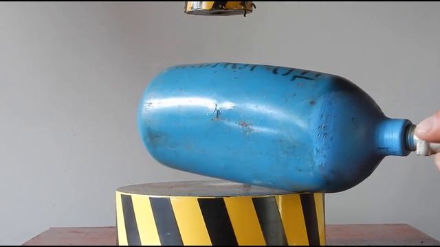 HYDRAULIC PRESS AGAINST AN OXYGEN CYLINDER