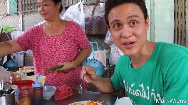 Bot Chien (Bột Chiên) - Vietnamese Street Food in Saigon