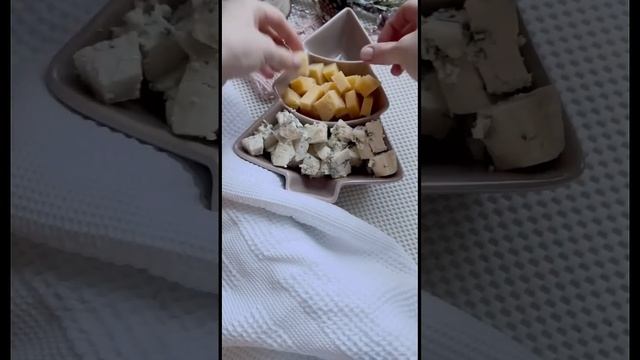 Сырная тарелка по-новогоднему 🎄#shorts #eating #shortsvideo #cristmas #food #happynewyear