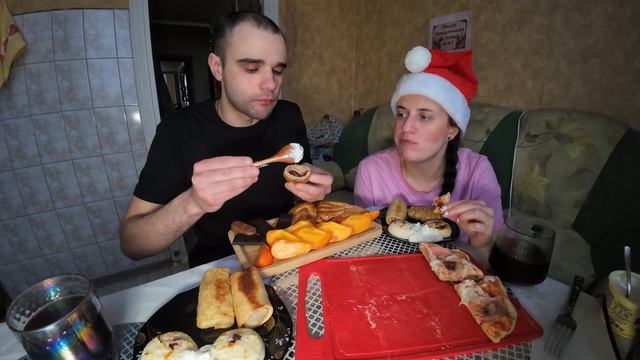 МУКБАНГ НАРЕЗКИ ЛУЧШЕЕ - ПИЦЦА / PIZZA / СЫРНИКИ / БЛИНЫ / ШОКОЛАД / MUKBANG АСМР 07. 01. 2025