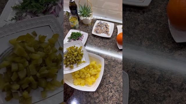 Салат с селёдкой 🐟🐟🐟( рецепт в описании)