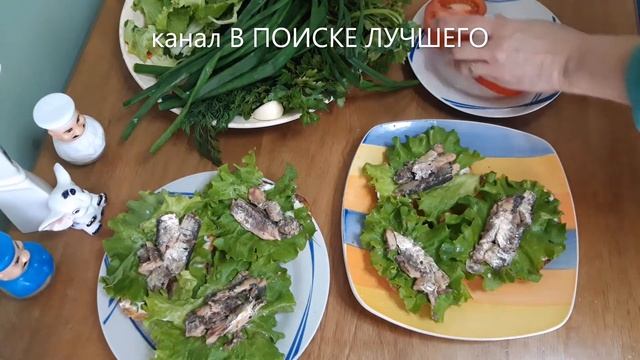 Бутерброды с рыбой и блюдо с картофелем к обеду.