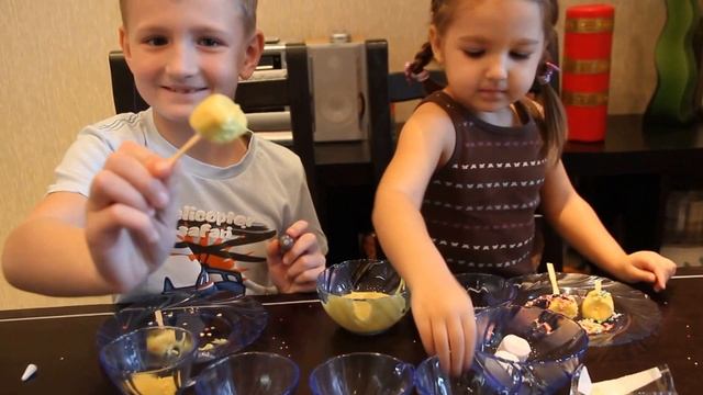 Дети готовят сами.  Дети готовят десерт Веселые Смайлики.  Children prepare dessert