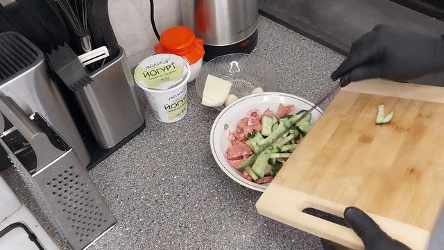 САЛАТ З КОПЧЕНОЮ КОВБАСОЮ, ОГІРКОМ, СИРОМ ТА ЧАСКНИКОМ