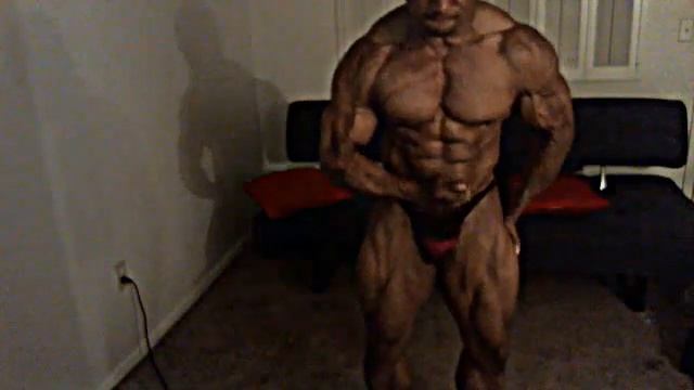 BigBack Lifting Grips Sponsored athlete Martae Ruelas Posing practice