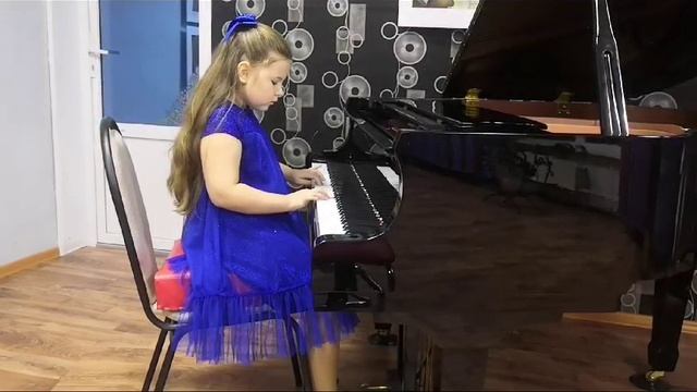 Повинич Дарина, 8 лет. И. Кригер "Менуэт".