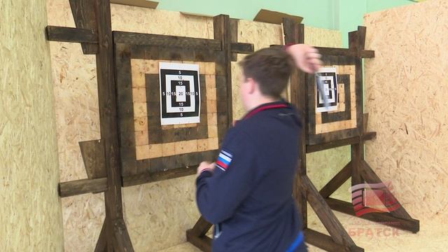 Владимир Турчин провел для братчан мастер-класс по спортивному метанию ножа