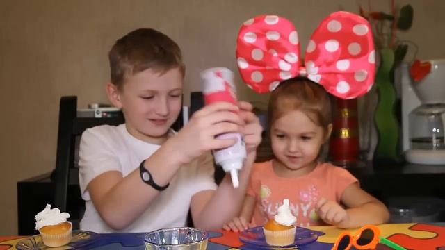 Дети готовят сами. Украшаем кексы. Children are preparing themselves. Decorate cupcakes.