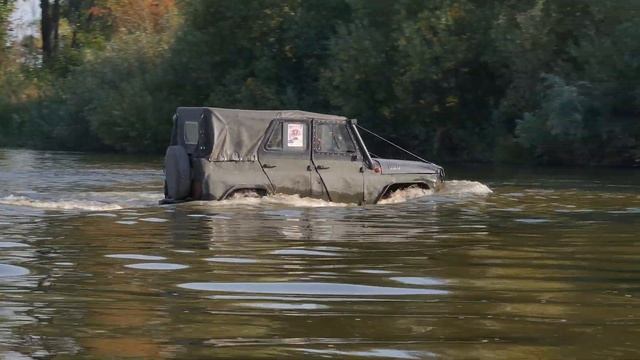 The car crosses the off-road competition river.