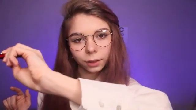 АСМР окулист проверяет при помощи фонарика