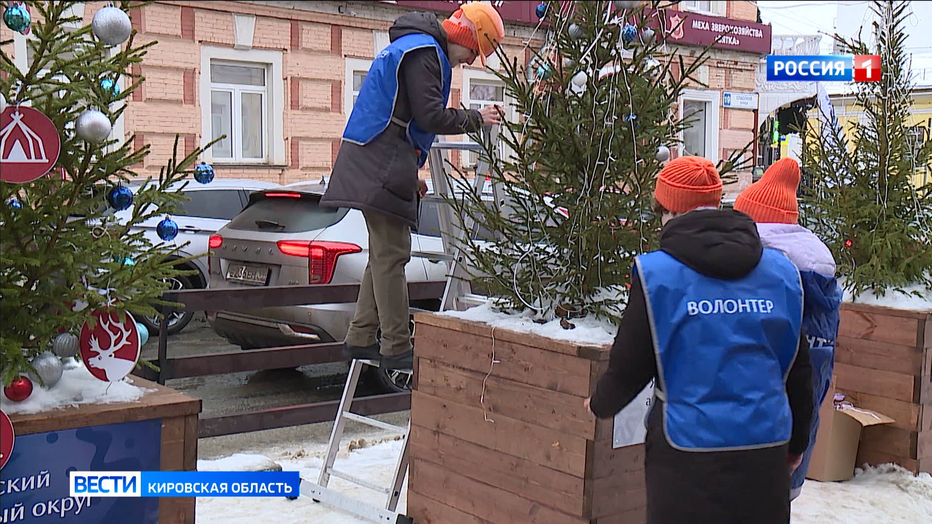 С улицы Спасской начали демонтировать новогодние ели