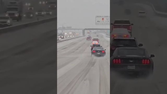 10-01-2025 Пока Лос-Анджелес тонет в огне, в Техасе метет снежная буря.