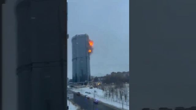 продолжает