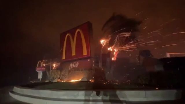 вот как теперь выглядит вывеска McDonald's в Лос-Анджелесе из-за масштабных пожаров.