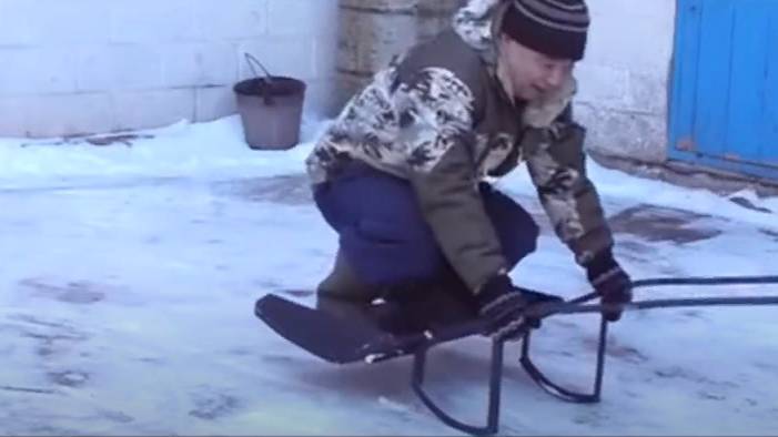 Скребки снега с колесиками и на полозьях - разница.