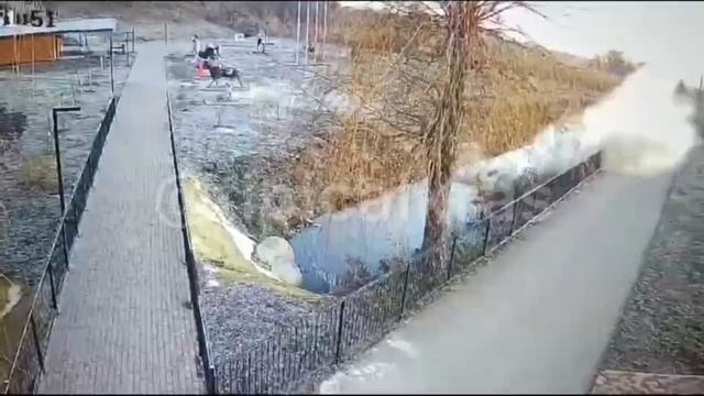 Момент падения машины в водоем в Усть-Лабинске попал на камеру видеонаблюдения.