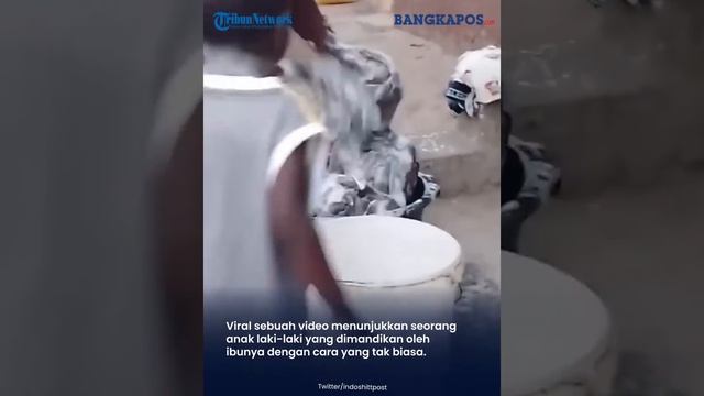 Seorang Anak Lelaki Dimandikan dengan Cara yang Anti Mainstream
