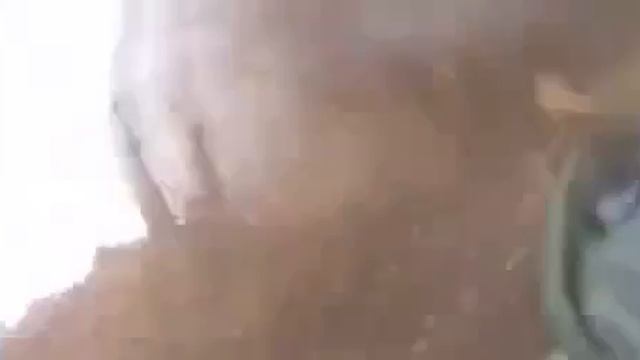 Тяжёлые будни в окопах! Наш боец оказывает первую помощь товарищу, в это время они попадают под обст