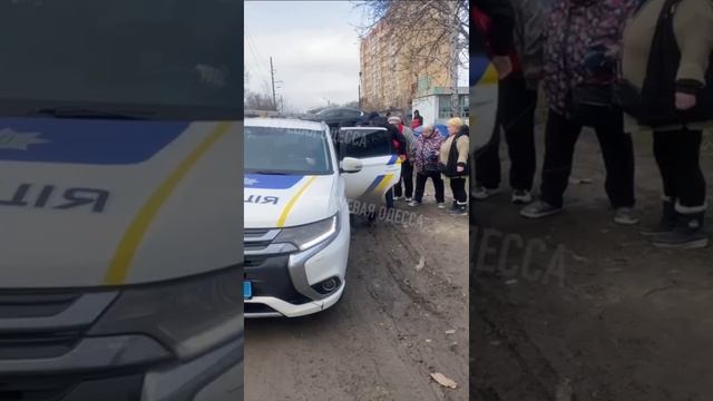 На Паустовского в Одессе пенсионерки устроили замес с полицией