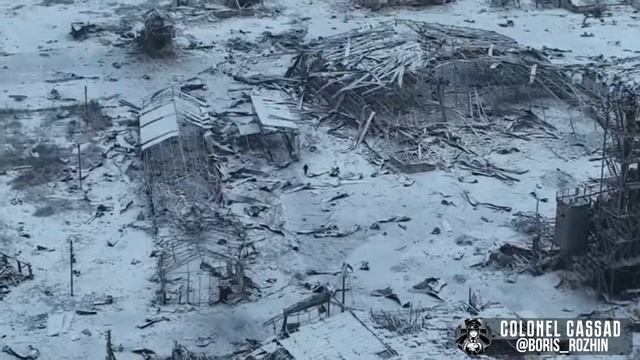 Доставка противотанковой мины к позиции, где располагались наблюдатели — пулемётчик и корректиро...