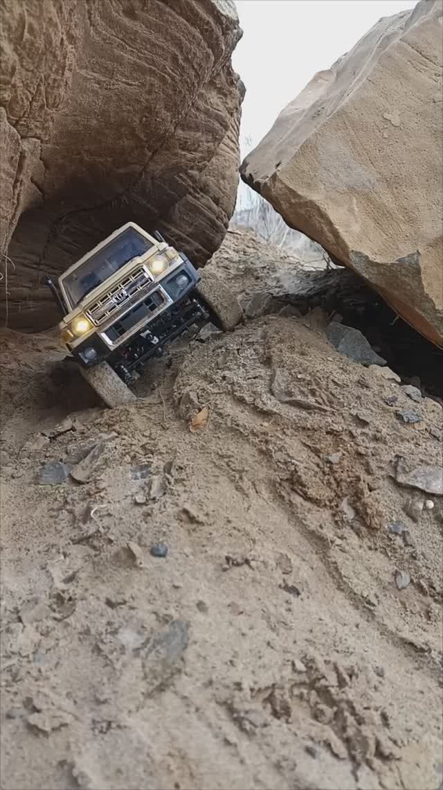 mn82 ползёт в ущелье) #rc #rccar #crawler #4x4rc #scale #rclife #rcmodel #mnmodel #mnrc #mn82