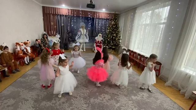 Дарина танцует маленькие куколки