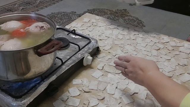 фкусная минутка-куриный суп с ужасными бишбармачными лепешками