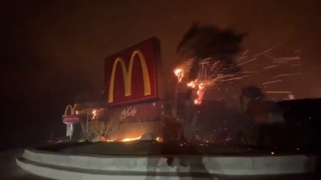 Эпично и жутко: как-то так сейчас выглядит вывеска McDonald’s в Лос-Анджелесе из-за огромных пожаров