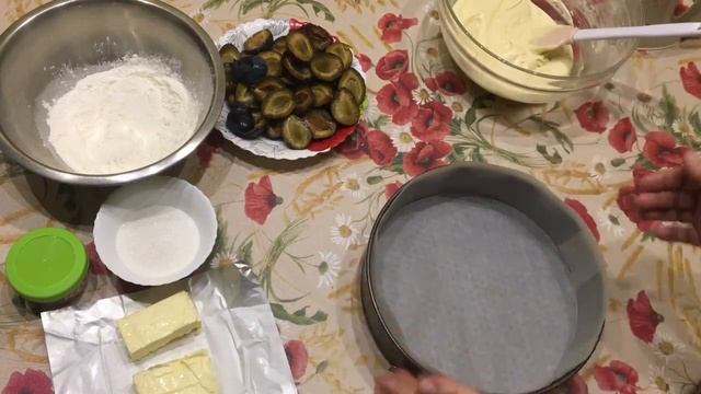 Воздушный пирог со сливами и штрейзельной крошкой