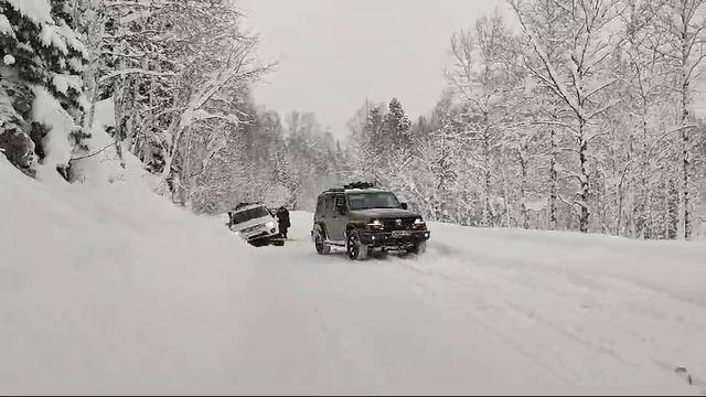 Танк вытаскивает Паджеро Спорт. попытка 2 - удачная