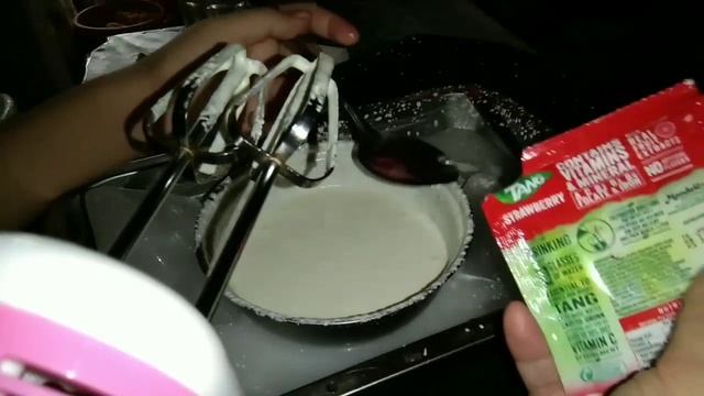 AERA | HOW TO MAKE DALGONA STRAWBERRY? (STRAWBERRY MILK FLOAT) ANG SARAP! | Aly do the cooking(?)