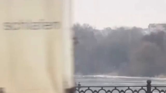 😱В Балашихе молодежь решила испытать тающий лед на прочность😱
