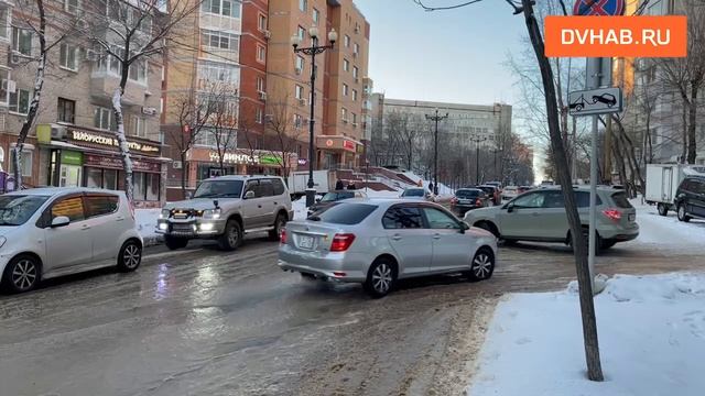 Улицу и теплую остановку затопило из-за крупной коммунальной аварии