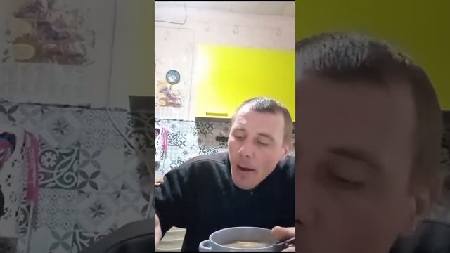 Мукбанг еда на камеру.