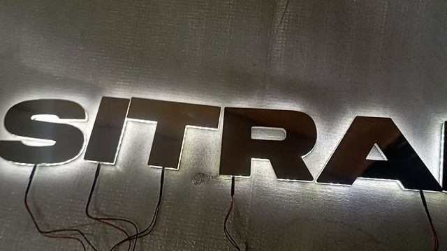 Светящиеся буквы Ситрак led logo sitrak sinotrak на капот, основа зеркальный композит алюминия